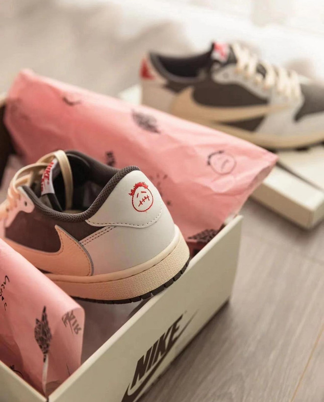 نایکی جردن 1 ترویس اسکات ریورس موکا || Nike Jordan 1 Travis Scott Reverse Mocha کد 488