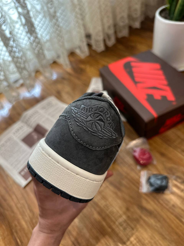 نایکی جردن ۱ ترویس اسکات خاکستری || Nike Jordan 1 Travis Scott gray کد 486